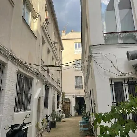 Charming In The Center Of Paryż